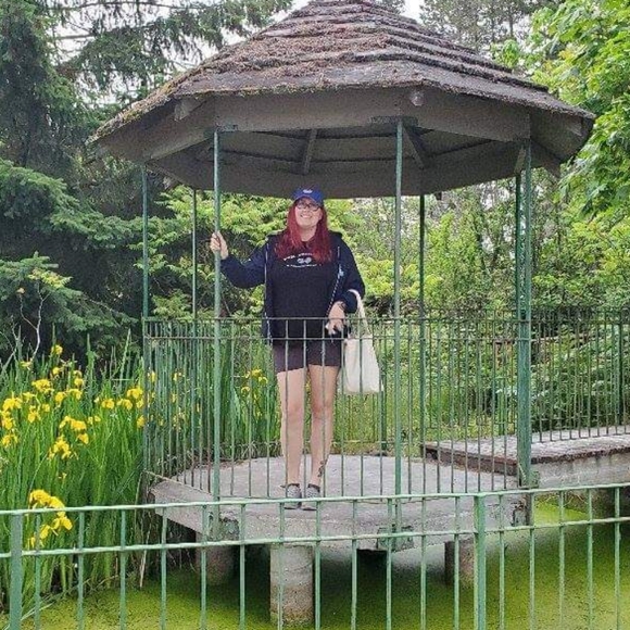 Meet your Posher, Ara - Picture 2 of 3